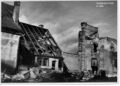 links: Schulhof 4, zerstört nach der Reichsprogromnacht;</br>
rechts: die Westwand der zerstörten Hauptsynagoge (Altschul)