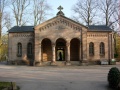 Alte Leichenhalle auf dem Fürther Hauptfriedhof im Baustil des Klassizismus von Architekt <!--LINK'" 0:92-->

Giebelspruch: "<i>Stille! Sie schlummern nur.</i>"