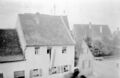 Die ehem. Anwesen Stadeln Haus Nr. 20, ganz links, und 19 mit Torbogen, heute <!--LINK'" 0:114-->, mit Reichsfarben-Beflaggung, Aufnahme von 1935