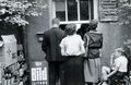 Hinter dem Verkaufsladen im ehem. Beamtenhaus vor dem Klinikum Fürth, ca. 1950
