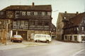Die heute noch erhaltenen Gebäude Mohrenstr. 6 (links) und Mohrenstr. 4 (rechts), daran angebaut die Rückseite von Königstr. 72, um 1980