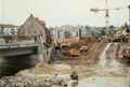 Spundwand Kasten in der <a class="mw-selflink selflink">Rednitz</a> an der <!--LINK'" 0:261--> mit prov. Uferbefestigung mittels Steinen zur Vorbereitung zu den Tiefbauarbeiten zur Unterquerung des Flusses für die <!--LINK'" 0:262--> im März 1997.