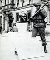 Vorrücken der US-Armee in Fürth, hier mit Zerstörung einer Hitlerbüste durch einen US-Soldaten - im Hintergrund Gebäude Vacher Str. 6/8