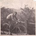 Georg Hegendörfer mit Diamant-Trikot auf dem Rennrad. Originalbeschriftung: „G. Hegendörfer Deutscher Meister im Straßenfahren 1929/30“