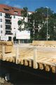 fertige Behelfsbrücke (Holzkonstruktion) im  neben der , deren Abriss im August erfolgte, im Hintergrund die  im Juli 2003