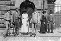OB Robert Wild, vermutlich mit Familie, vor der Alten Feuerwache in der Königstraße 103, ca. 1915