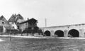 die alte Steinbrücke in <a class="mw-selflink selflink">Vach</a>, links das ehem. Gasthaus "Zum Fischhäusla" 1936