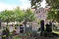 Blick vom Hauptfriedhof zu den Häusern <!--LINK'" 0:17--> Nr. 2 und 4 (v. r. n. l.), Juni 2020