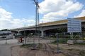 Baustelle der neuen Geh- und Radwegbrücke Regnitz im Mai 2020, im Hintergrund die moderne <!--LINK'" 0:28--> mit neuen Schallschutzwänden