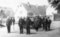 Übung der FFW Stadeln mit Motorspritze Magirus Trossingen am Fischerberg, Bildmitte Kreisbrandmeister Dennemark, rechts zwei Uniformierte in SA- und Partei Uniform. Gebäude im Hintergrund vl. Haus Nr. 30 <!--LINK'" 0:69--> und 29, Scheune Ziener <!--LINK'" 0:70-->, Aufnahme von 1934