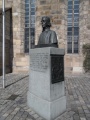 Bronzebüste zu Ehren des Theologen <a class="mw-selflink selflink">Wilhelm Löhe</a> (1808-1872) vor der Kirche 