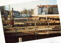 Neubau der <!--LINK'" 0:51-->, daneben die hölzerne Behelfsbrücke, im Hintergrund Wohnanlage <a class="mw-selflink selflink">Billinganlage 2 / 8</a> im November 2003