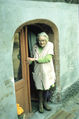 Letzte Anwohnerin des kleinsten Hauses in Fürth, Waagstr. 3, Aufnahme in den 1970er Jahren