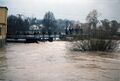Hochwasser in Vach, von der <!--LINK'" 0:30--> Blick auf die <a class="mw-selflink selflink">Kunstmühle Vach</a> und Wehranlagen, im Hintergrund <!--LINK'" 0:31--> Feb. 1987