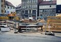 Tiefbauarbeiten am <!--LINK'" 0:52--> für Bau des  U-Bahnhofs Rathaus, August 1996 (Gebäude v. l. n. r.: Ludwig-Erhard-Straße 18, <!--LINK'" 0:53-->, <!--LINK'" 0:54--> und <!--LINK'" 0:55-->)