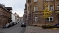 Blick 2019 in die [[Angerstraße]] Richtung [[Gustavstraße]] an der Kreuzung [[Schießplatz]]. Links die Häuser [[Angerstraße 22]], [[Angerstraße 20]] und [[Angerstraße 14]]. Rechts [[Angerstraße 17]] Eckhaus.