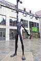 Bronze Skulptur von Hannes Helmke vor dem <!--LINK'" 0:8--> Zugang <!--LINK'" 0:9--> am <a class="mw-selflink selflink">Elfriede-und-Heinz-Bruder-Platz</a> im Dez. 2022