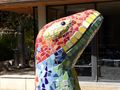 Die Mosaikskulptur "Squamata" ist eine Sitzschlange, die seit 2011 im Pausenhof der Otto-Seeling-Schule zum Ausruhen einlädt.