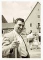 Pfarrer <!--LINK'" 0:43--> beim Schulsportfest an der alten Schule in Stadeln, 1960