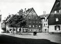 Löwenplatz ca. 1945, im Hintergrund die Häuser Mohrenstraße 32, 30, 28 und 25 (v.l.n.r.)