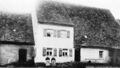 Bauernhof alte Nr. 28 heute  Wohngebäude von 1874 und alter Scheune, mit oben im Fenster Anna Regina Ulrich, verheirate Leipold, unten Schwester Elisabeth Ulrich und Frau Gulden, Taglöhnerin, wohnte im Haus Nummer 26, Aufnahme nach dem 1. Weltkrieg