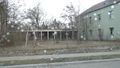 2010: Blick von der <!--LINK'" 0:46--> auf alte Kasernen Gebäude an der nördlichen Seite der <a class="mw-selflink selflink">Monteith Barracks</a>, die längst abgerissen sind.