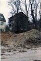 Baumaßnahmen und Erdbewegungen im ehem. <!--LINK'" 0:50--> zur <!--LINK'" 0:51--> hin im Februar 1988. Bildmitte alte Villa <a class="mw-selflink selflink">Jakob-Henle-Straße 38</a>.