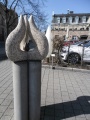 Granitskulptur <i>"Lebendiges"</i> von  vor dem Sparkassengebäude am <a class="mw-selflink selflink">Königsplatz</a>, im Hintergrund das 
