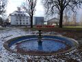 Brunnen unweit des Quelltempels der König-Ludwig-Quelle I auf dem Gelände der heutigen , im Hintergrund das <a class="mw-selflink selflink">Rundfunkmuseum</a>, Januar 2021