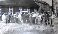 Fürther Lehrergruppe am Ende eines zehntägigen Flugmodellbau-Lehrganges an der NSFK-Baracke in der Waldstr. 34 –<br/>im Hintergrund Gebäude Waldstr. 25 und Häuser an der Flößaustr. (August 1941)