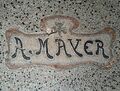 Boden-Monogramm in Terazzo des Bauherrn "A. Mayer" ([[August Mayer]] (1869-1933), u.a. Gastwirt der [[Zu den sieben Schwaben|Sieben Schwaben]], Bruder von [[Anton Mayer]])