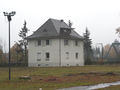 Das Jagdhaus (Hausnummer 3) von Südwesten, im Hintergrund die Kanalbrücke der <!--LINK'" 0:16-->