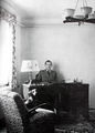 Max Grundig in seinem ersten repräsentativen Büro, links im Bild Dackel Hexi, 1947