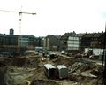 Blick auf die City-Center-Baustelle von der Schirmstraße aus. Gut zu erkennen sind die von der Baumaßnahme ausgesparten Häuser Alexanderstr. 13 u. 19