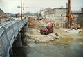 Spundwand Kasten in der <a class="mw-selflink selflink">Rednitz</a> an der <!--LINK'" 0:263--> mit prov. Uferbefestigung mittels Steinen zur Vorbereitung zu den Tiefbauarbeiten zur Unterquerung des Flusses für die <!--LINK'" 0:264--> im März 1997.