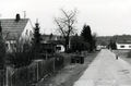 Ehem. Wohnsiedlung in der <a class="mw-selflink selflink">Eschenau</a> vor dem Abriss, ca. <!--LINK'" 0:39-->. Das Haus auf der rechten Seite ist eines der wenigen erhalten gebliebenen. Auf dem freien Platz davor befand sich der <!--LINK'" 0:40-->