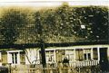 altes Bauernhaus (heutige Anschrift Gebrüder-Grimm-Straße 1) mit hölzernen Ziehbrunnen und drei Generationen nach 1900