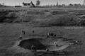 Gelände mit Bombentrichter an der heutigen <!--LINK'" 0:46--> nach dem 2. Weltkrieg, Mai 1951 – im Hintergrund Gebäude an der <!--LINK'" 0:47-->, dahinter die Poppenreuther <!--LINK'" 0:48-->