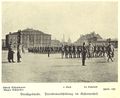 Parademarschübung im Kasernenhof der Artilleriekaserne  – links Mitte das Dienstgebäude (Kasino), daneben die Stallung der I. Abteilung; <br/>im Hintergrund sind der Wasserturm der <!--LINK'" 0:1--> sowie das Mannschaftsgebäude der <!--LINK'" 0:2--> erkennbar (Aufnahme um 1910)