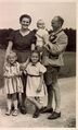 Franziska und Wilhelm Frank mit ihren drei Töchtern 1941