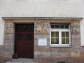 Eingang der ehemaligen Gaststätte <i>"Zapfenstreich"</i>, Wandrelief <i>"Landarbeiter"</i>, , Sandstein, um .