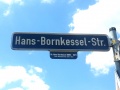 Straßenschild Hans-Bornkessel-Straße mit Erläuterung