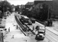 Verlegung der Straßenbahnschienen, nachdem der stadtauswärtige Teil der Sauweiherbrücke schon abgebrochen ist, ca. 1958