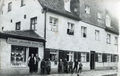 Bäckerei Fick im Fraveliershof, in der Tür links: Bäckermeister Konrad Fick