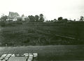 Das <!--LINK'" 0:14--> von der <!--LINK'" 0:15--> aus gesehen. In der Bildmitte verläuft der Poppenreuther Landgraben, im Hintergrund ist das Pestalozzi-Schulhaus zu erkennen sowie die beginnende Auffüllung des Taleinschnittes mit Abfall. Um 1930