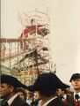 nach dem Erntedank Umzug - fränkischer Dreispitz auf dem <!--LINK'" 0:42--> mit der (damals) 80-jährigen Attraktion "Toboggan" einer 18 Meter hohen Rutschbahn 52 Meter Länge aus Holz der Familie Fischer im Oktober 1986