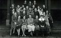 Klasse 4b des Mädchenlyzeum - dem heutigem Helene-Lange-Gymnasium, in der Mitte die Klassenlehrerin [[Hilde Fuß]], 1934