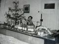 Weihnachten 1951 im kombinierten Schlaf- und Wohnzimmer, hinter der Tür die kleine Küche
