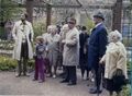 VHS Rundgang im [[Stadtpark]] mit dem ehem. Stadtgartendirektor [[Hans Schiller]] (Bildmitte) im Mai 1979