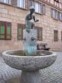 Der Brestlasbrunnen am Cadolzburger Marktplatz von <a class="mw-selflink selflink">Gudrun Kunstmann</a>